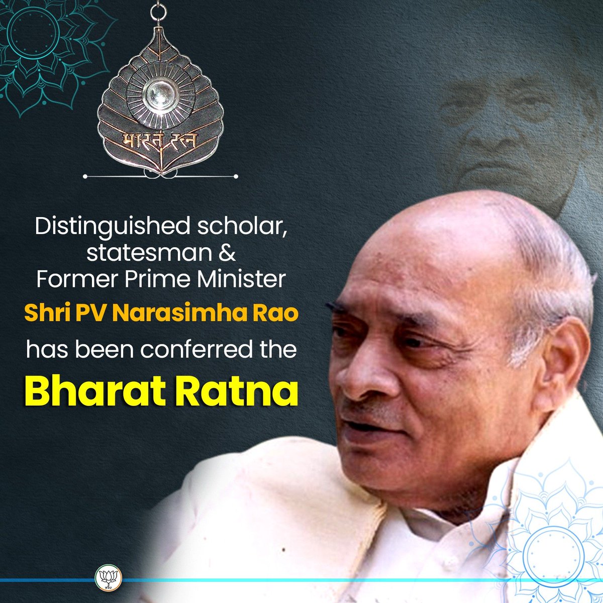 @narendramodi Today, as PV Narasimha Rao Garu receives the #BharatRatna, we honor a true architect of modern India. His economic reforms transformed our nation's trajectory and His diplomatic acumen paved the way for India's global standing. A visionary leader, a beacon of progress! 🇮🇳