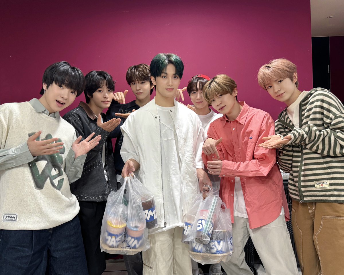nctwishofficial's tweet photo. 오늘 음악중심 가서 마크형이랑 만났어요!!🤭
이번 신곡 Smoothie🥤너무 멋있어요!!
저희도 형들처럼 열심히 하겠습니다😊❤️‍🔥

#RIKU #리쿠 #リク
#NCT #NCTDREAM #NCTWISH https://t.co/9WsYkpXx68