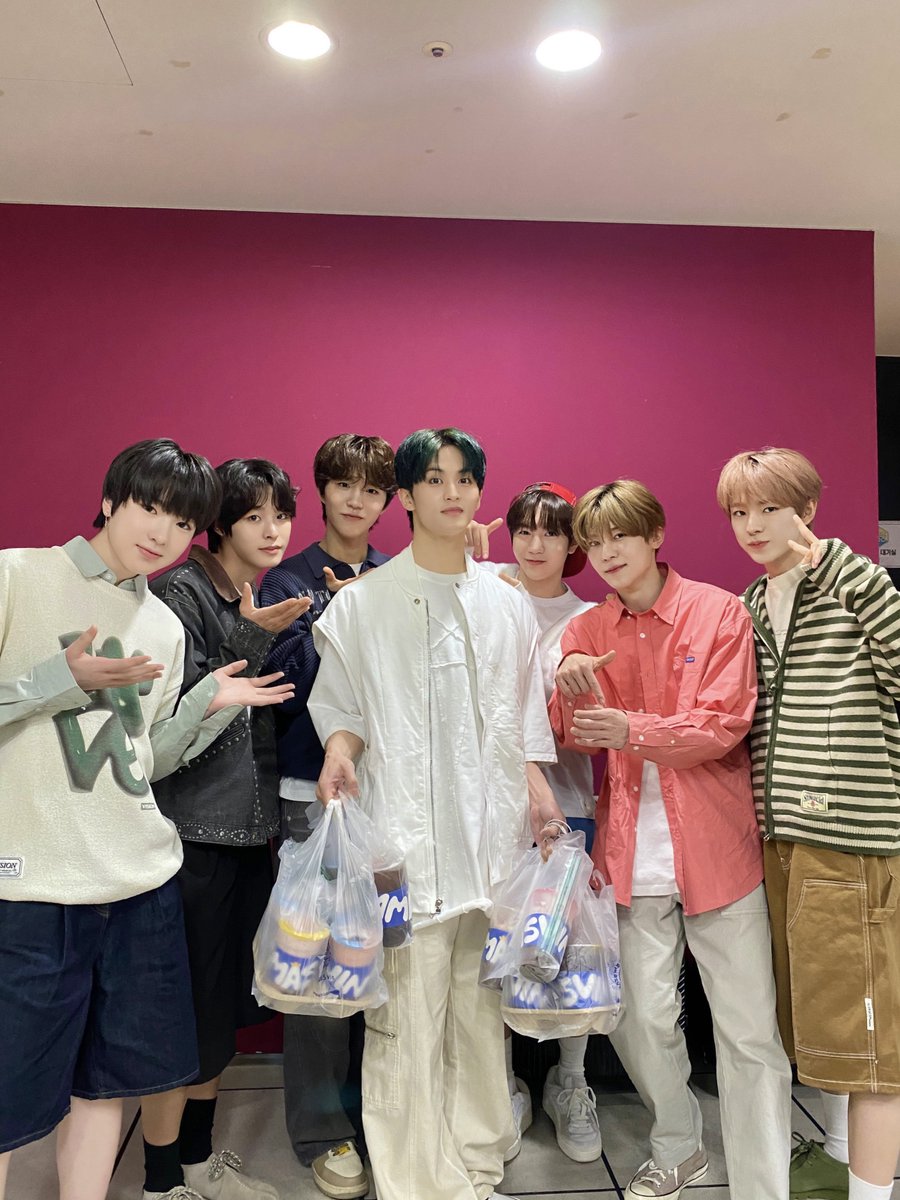 nctwishofficial's tweet photo. 오늘 음악중심 가서 마크형이랑 만났어요!!🤭
이번 신곡 Smoothie🥤너무 멋있어요!!
저희도 형들처럼 열심히 하겠습니다😊❤️‍🔥

#RIKU #리쿠 #リク
#NCT #NCTDREAM #NCTWISH https://t.co/9WsYkpXx68