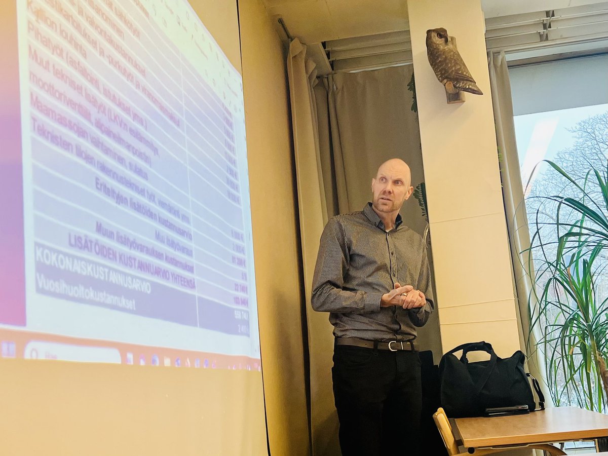 IsToimisto's tweet photo. Mikko Keinänen Maaskola Oy:stä esitteli 27.3.2024 maalämmön investointilaskelmia munkkivuorelaisen Porintie 3:n osakkaille. Iso tontti mahdollistaa kaivojen järkevän sijoittelun ja kokousväki antoi hankkeen jatkamiselle vihreää valoa. https://t.co/QXi5i3VtFe