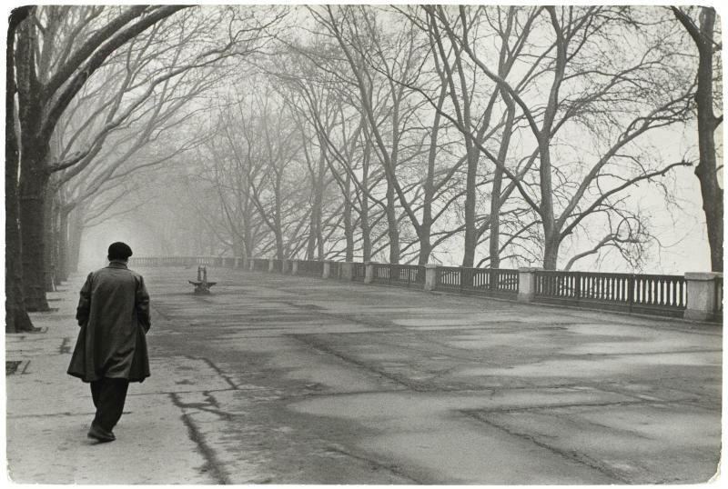 Marc Riboud. Promeneur, quai de Seine 1953. Paris