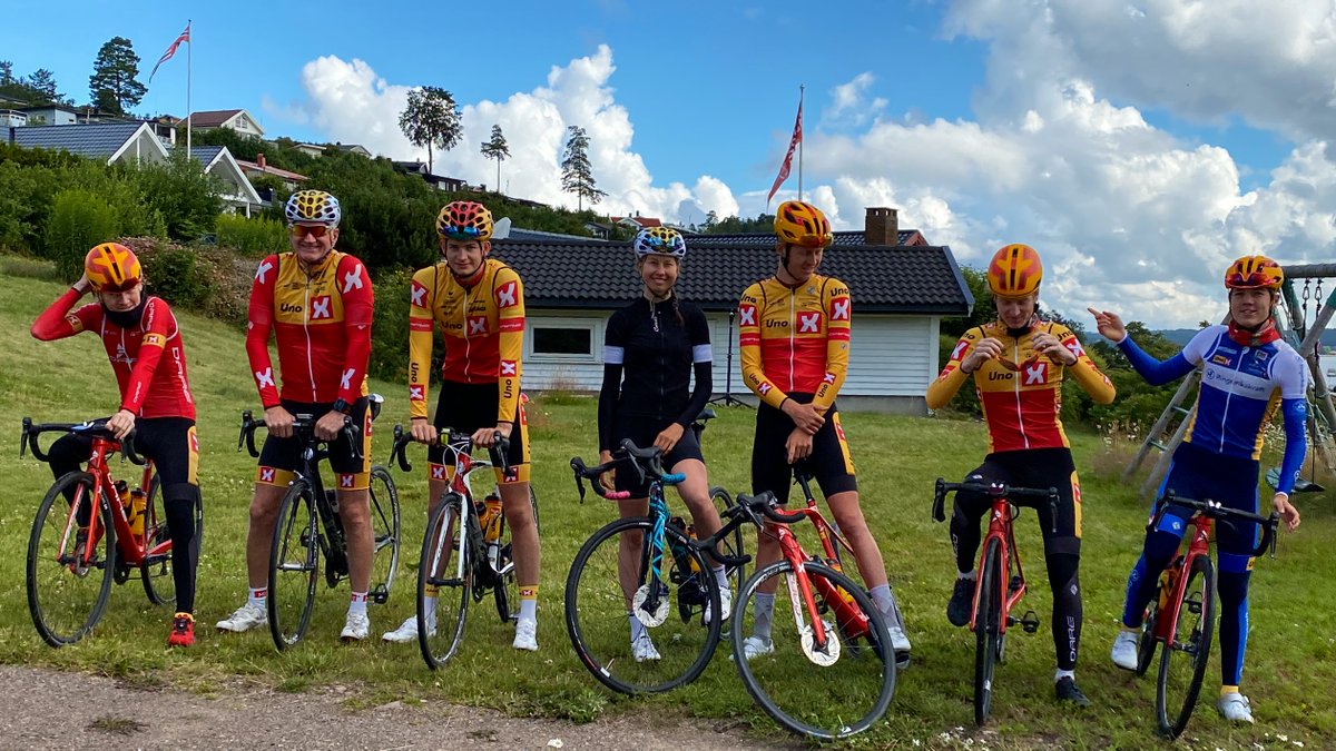 Family photo summer 2020. My father, a nephew, our four sons - and in the black jersey, Kristian's partner Marte at an early stage in her transition from alpine skiing to cycling. Tomorrow she rides @RondeVlaanderen! #RVV24