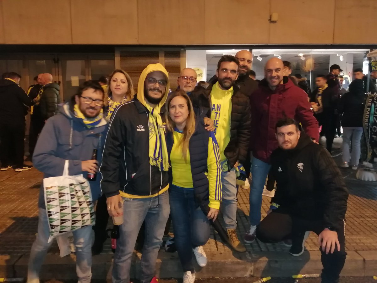 FOTOS DE LA PREVIA
Nuestra habitual foto de la previa de ayer salió un poco 'banda peligrosa buscada en varios países'
Anticueva Crew
#LLNSN #SiemprePositivos
#CadizGranada 💛💙