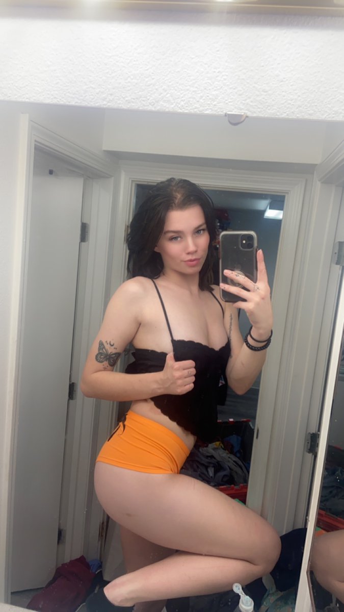 LexyLust69's tweet photo. your gf? 👸🏻 https://t.co/Y1cdgmpbyY