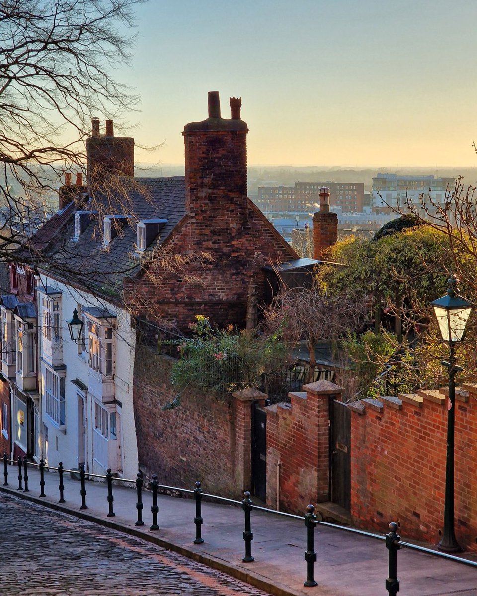 Golden hour on Steep Hill ☀️ This view surely makes the walk up worthwhile! 📷 italiangirlabroad