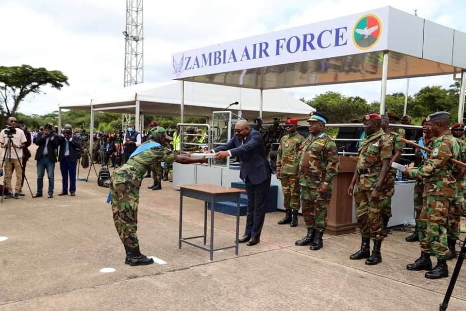 Proud of our young airmen & women who graduated this week as Zambia Air Force Non-Commissioned Officers in #Mbala, after a successful training. The nation now looks to you to serve diligently with integrity & discipline throughout your military service. Congratulations.🇿🇲
