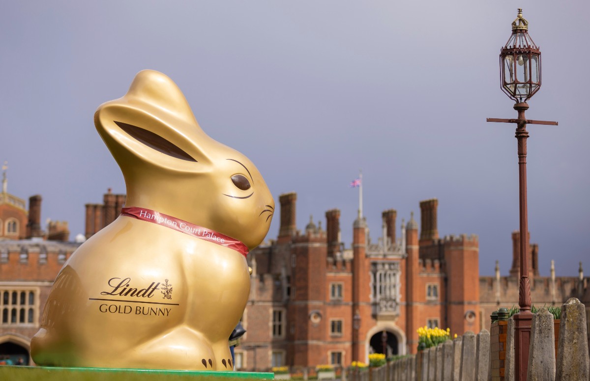Are you visiting our palaces this weekend? 🌼 We seem to have a few hoppy visitors already... 🐰 Our Lindt GOLD BUNNY hunts are on at Hampton Court Palace and @HillsCastle 🐣 Find out more 👉 brnw.ch/21wImhV
