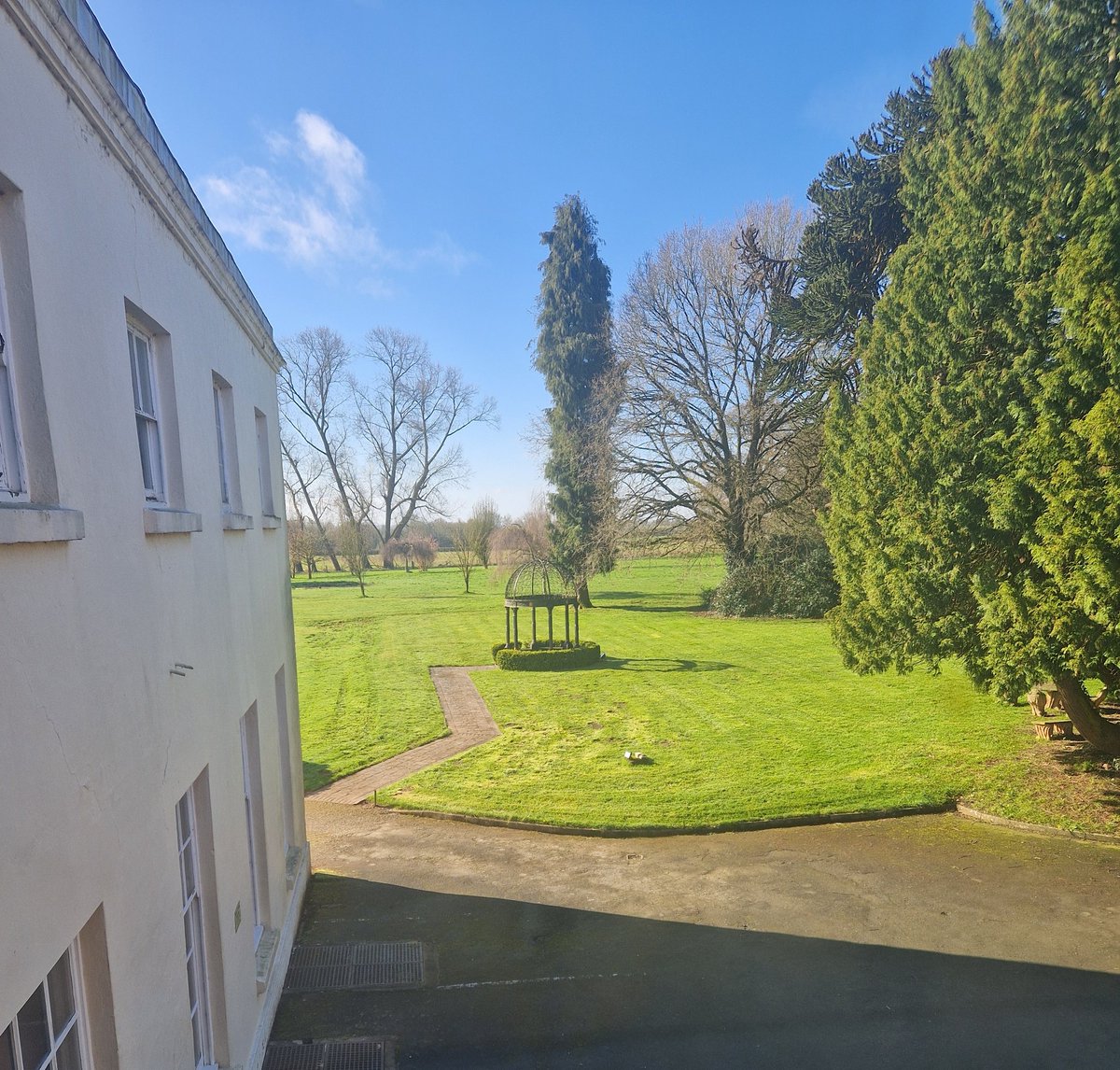 Kagsy25's tweet image. Woke up and it's very beautiful outside, just been for brekkie an just as beautiful inside
Feels like I've gone back in time!
It's lovely to step away from modern times and step into olden times
Feels like that anyway, very pleasant here in Shropshire
#acting
#chilled
#oldendays