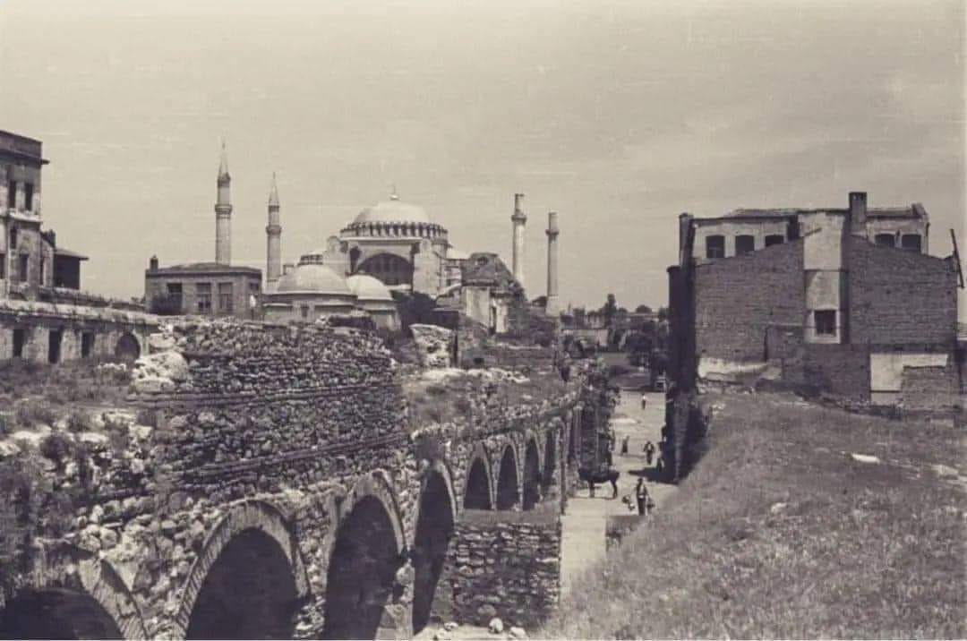 mazkulede's tweet photo. 1894 İstanbul depreminde iki minaresi yıkılan
Aya Sofya ve Sultanahmet Arasta Çarşısı
#deprem #İstanbul #AyaSofya #Sultanahmet #arasta https://t.co/2hxCQLzohE