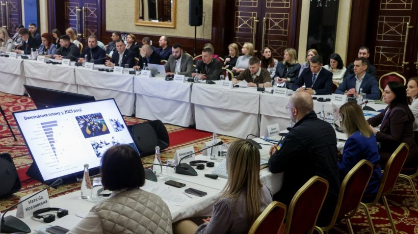 Ukraine continues to pursue a consistent course of creating a barrier-free environment for all citizens: @Denys_Shmyhal during a meeting of Barrier-Free Environment Council with participation of First Lady @ZelenskaUA tinyurl.com/2edd2v77 #SocialPolicy #BarrierFree #CMU