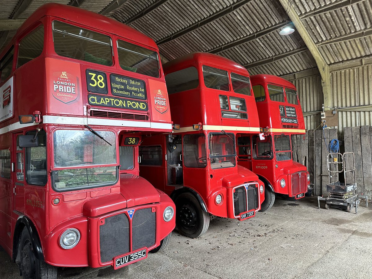 Enjoy your holidays everyone! These ladies have been chatting away whilst we’ve been away… 😂👍 #peteandhisbus #barml2355 #routemaster #holidays2024