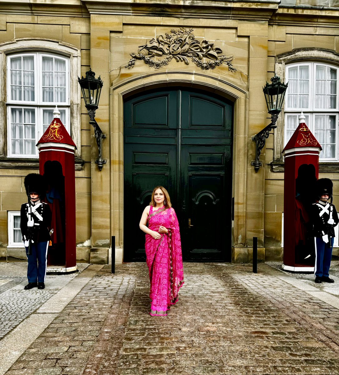 IndiainDenmark's tweet image. Amb @Pooja_Kapur was honoured to have a farewell audience with H.M King Frederik X at #Amalienborg Palace. She conveyed to His Majesty her gratitude for the support &amp;amp; warmth extended to her by the Government &amp;amp; people of the Kingdom of Denmark during her tenure. #DetDanskeKongehus
