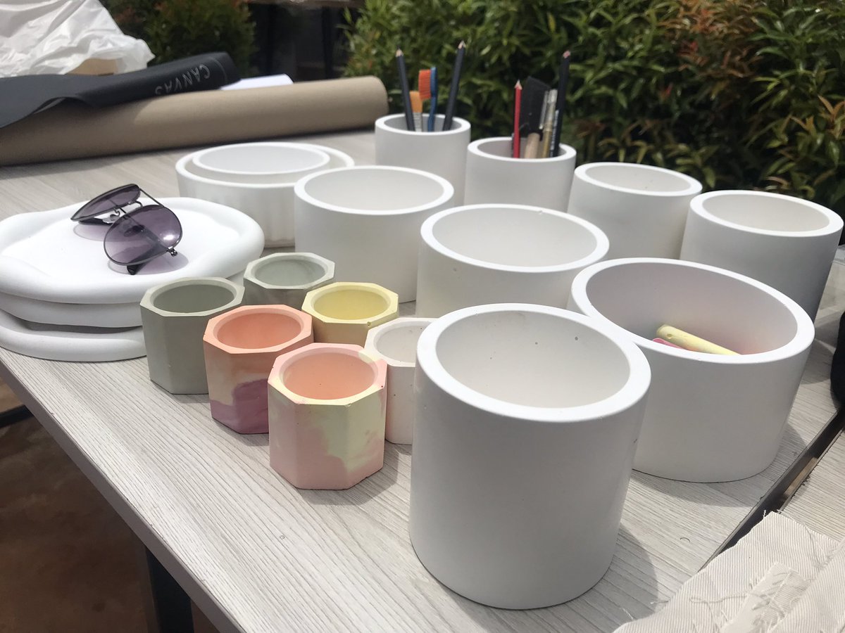 All set @Citoneandclay @droopcanvas .. come and paint some vases and cloud trays 🎨🖌