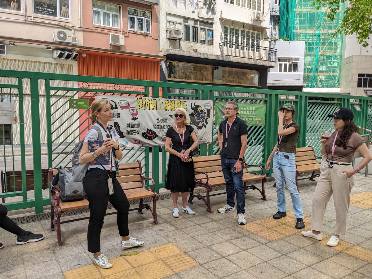 I attended a walking tour of Sheung Wan by the streets arts group HKWalls today. What follows is a thread of, uh, walls with art on them.