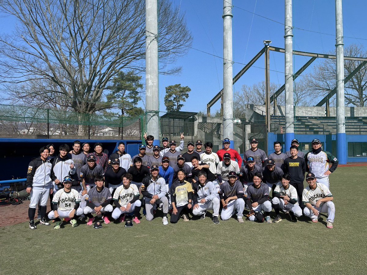 栃木ゴールデンブレーブスのトレーナーとして、4年間チームを支えてくださった、西田トレーナーが本日で最終日となりました。

チームから西田トレーナーに、選手直筆レプリカユニフォームが贈呈されました🎁

今までありがとうございました☺️
新天地でのご活躍をお祈りしています✨