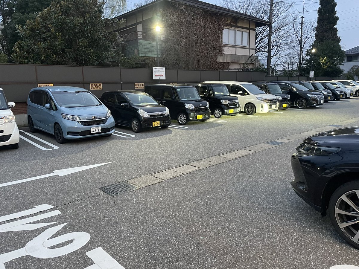 k_831t's tweet photo. 前向き駐車なのに誰も守っとらんの草 https://t.co/IgTEeG6IJk