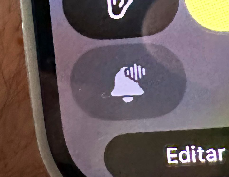 Winera's tweet photo. @AppleSupport 

What does this symbol mean on my Apple Watch? https://t.co/3POAm1MvES