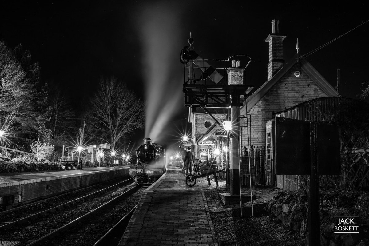 A 1930’s country station scene at Arley last night on the @svrofficialsite