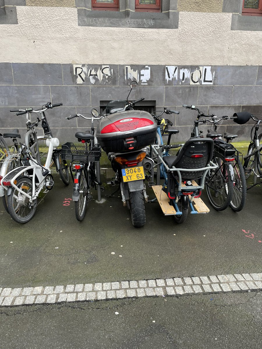 HaF_LiNGeR's tweet photo. Quand tu n’attaches pas ta moto/scooter aux arceaux ne vient pas te mettre là. Oui au partage mais quand c’est utile uniquement. 😓 #ClermontFerrand #GCUM https://t.co/lB4K9O687f