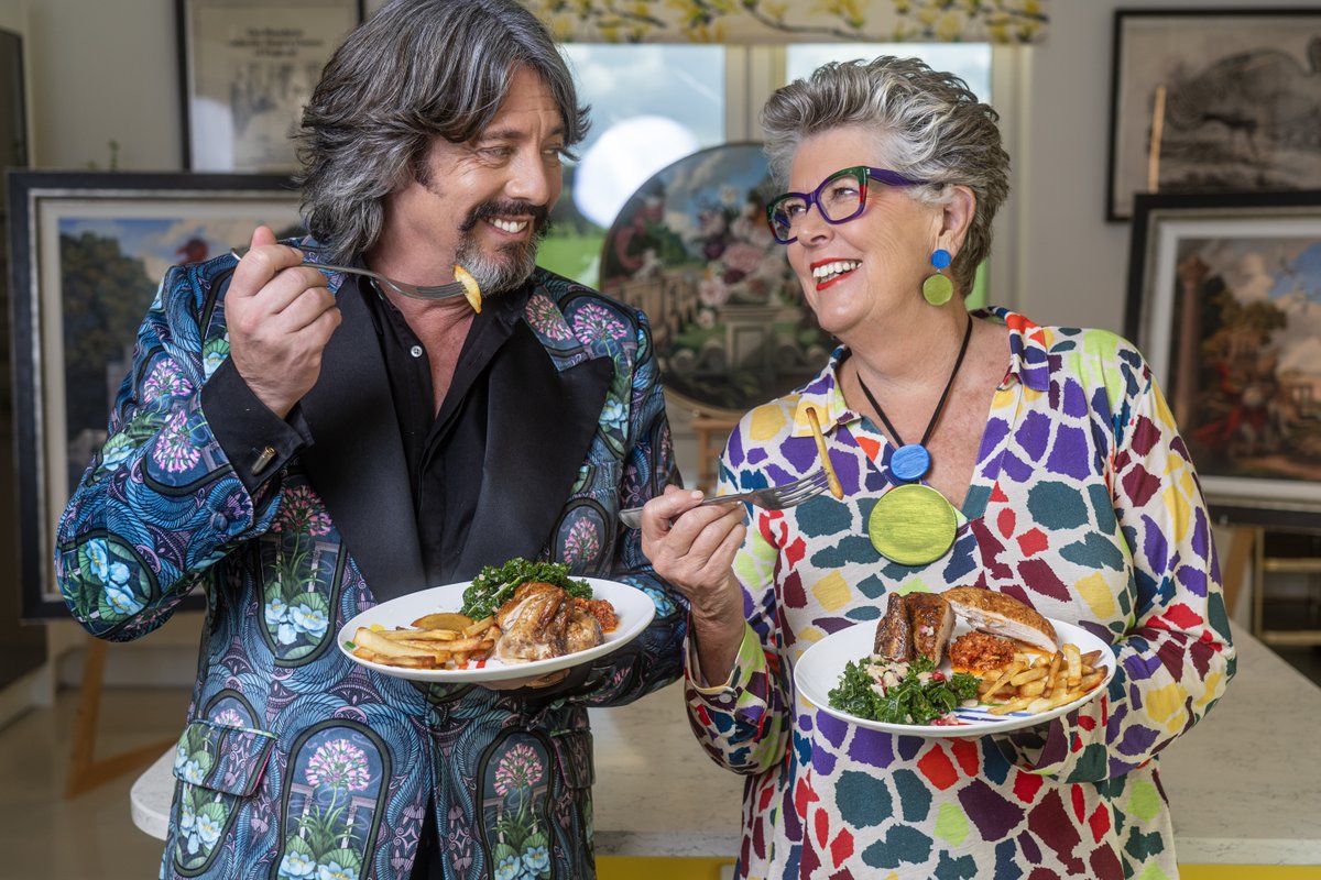 🆕Series @PrueLeith 's My Cotswold Kitchen continues today at 11:40am on @ITV Designer Lawrence @LlewelynBowen drops in for lunch, and Prue shares her recipe for a peppercorn-infused chocolate cake. Plus – how to pull off the perfect homemade pizza. 🍕