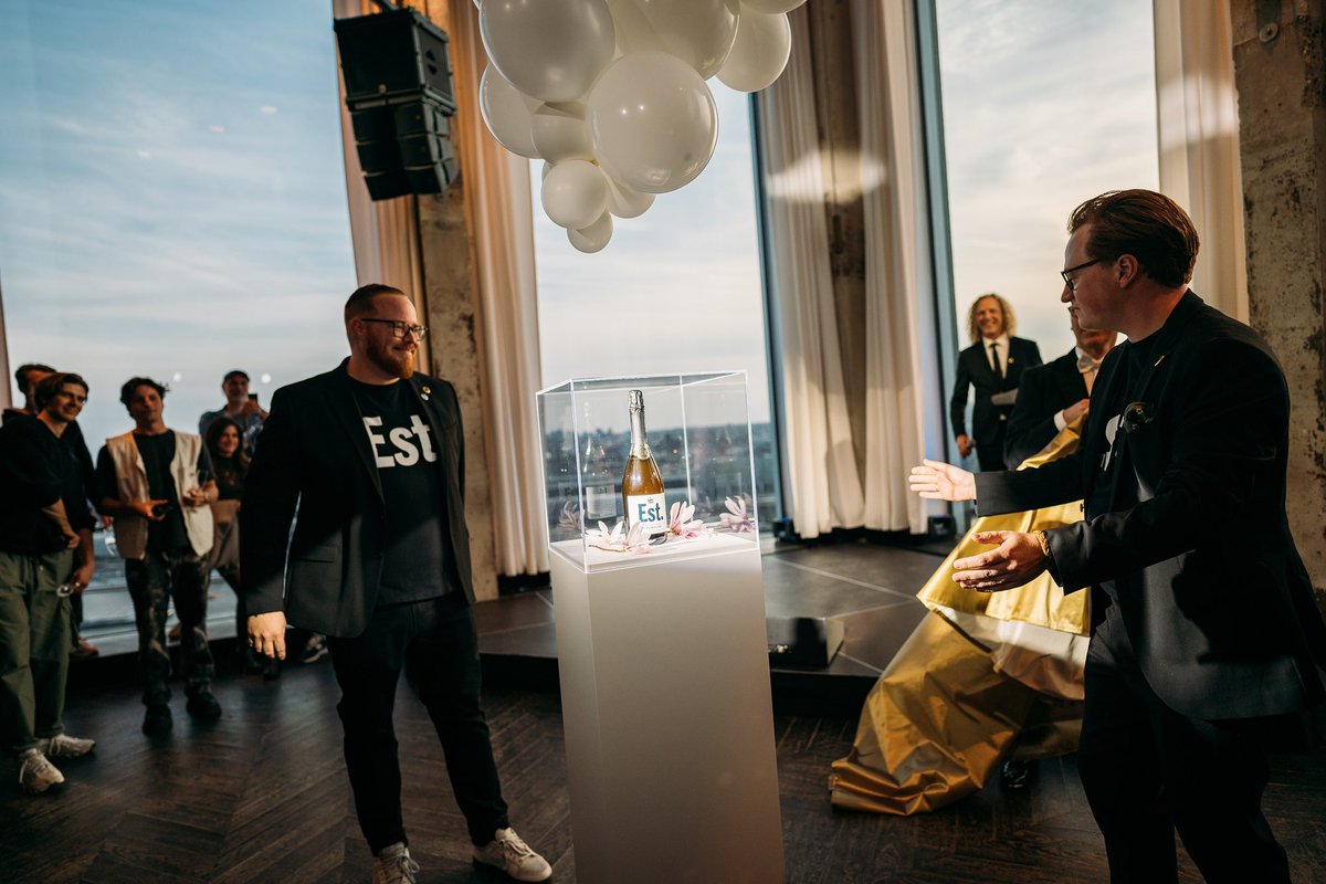 TheStoneTwins's tweet photo. As co-founders/partners, we’re immensely proud &amp; thrilled to see ‘Established’ (Est.) now available in selected restaurants &amp; online at: https://t.co/QvN4m9mU1X. Cheers! Proost! Sláinte! to everyone who’ve been on this journey with us! #EstablishedSparklingTea #Est #SparklingTea https://t.co/3ulN37W9Vw