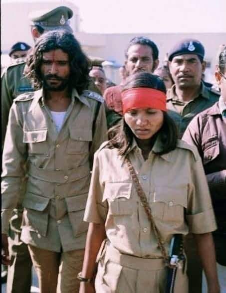 आप फूलन देवी पर कुछ फैक्ट जानिए और आप चाहे तो जालौन जिले में फूलन देवी के गांव जाकर इस फैक्ट को पता कर सकते हैं कि फूलन देवी पर जुल्म किसने की है

 इसके सगे चाचा ने इसकी जमीन पर कब्जा कर लिया था..10 साल की उम्र में इसने अपनी मां से पूछा की मां हमारे चाचा के पास हमसे ज्यादा जमीन