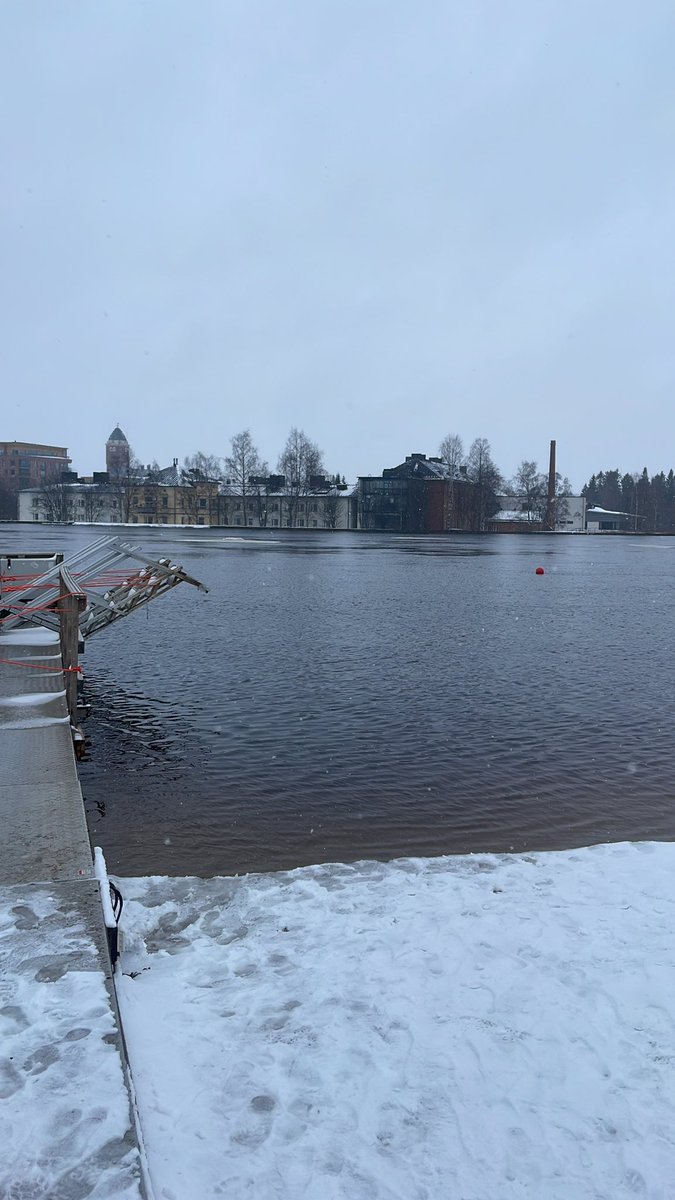 jiminess's tweet photo. Tuiran talvinen joki on toimen kotini!
30 minuutin juoksulenkki ja 1 minuutti vedessä. Varis on nyt ottanut vapaamatkustajan roolin katsellessaan talviuijia. #oulu #tuira #talviuinti https://t.co/tFkTxC0TBg