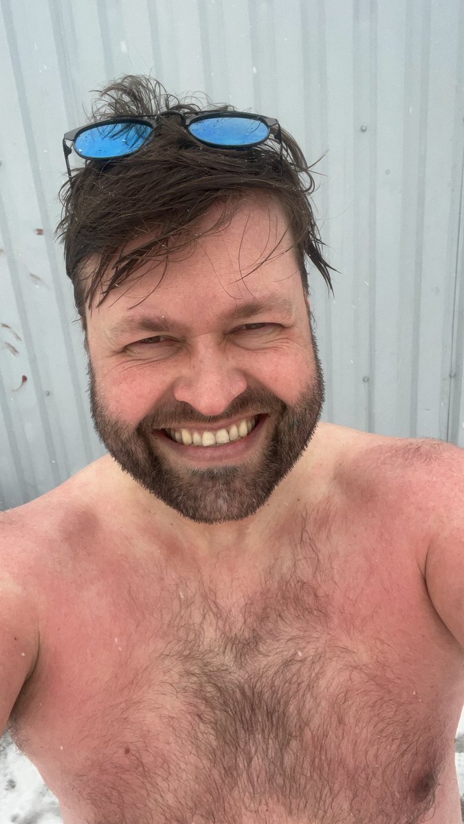 jiminess's tweet photo. Tuiran talvinen joki on toimen kotini!
30 minuutin juoksulenkki ja 1 minuutti vedessä. Varis on nyt ottanut vapaamatkustajan roolin katsellessaan talviuijia. #oulu #tuira #talviuinti https://t.co/tFkTxC0TBg