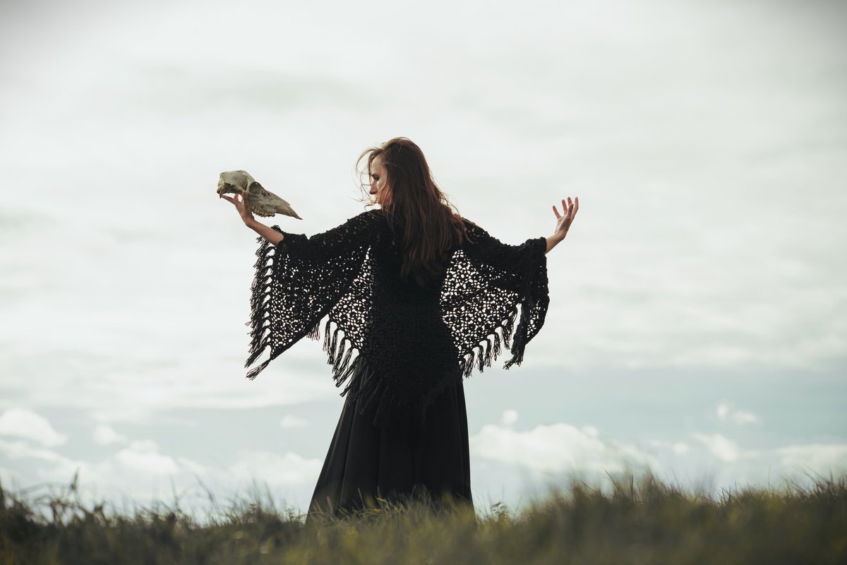 For everyone else who gets a bit grumpy when the clocks go forward ... It's just 215 days to Samhain! 🖤🎃🖤🎃🖤😀 Witchy shawls: magpieinthemoonlight.etsy.com 🧙‍♀️ #BritishSummerTime #witches #focusonthepositive #darkmagick #wiccanways #witchlife