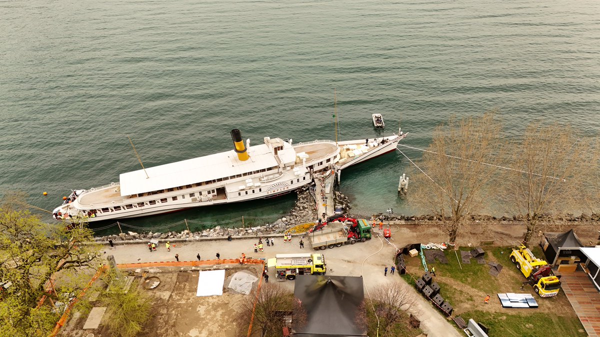 YoanRithner's tweet image. Images spectaculaires qui révèlent l’ampleur des dégâts sur le #Simplon. Et le sentiment de certains donateurs rencontrés à #Cully ce matin que leur contribution pour la récente rénovation de ce bateau mythique a été jeté par la fenêtre cette nuit. #CGN #tempete