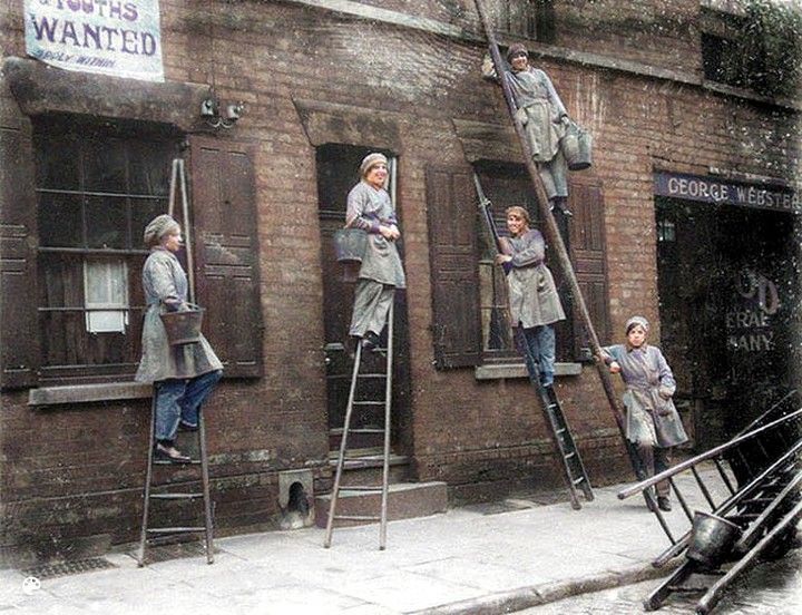 Women window cleaners working in London, circa 1917. #windowcleaners #london #colourised #workingclass