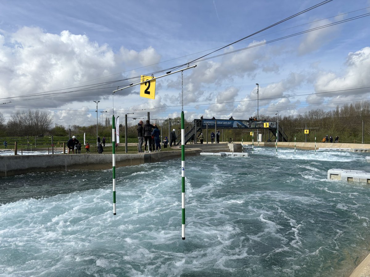 Good luck to everyone racing the first round of junior/U23 slalom selection at @LeeValleyWWC The three day event over Easter weekend will also have kayak cross selection with the new Olympic head to head format in action Sunday and Monday! 🙌 siwidata.com/canoe123/live?…