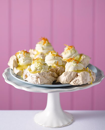 Have you got dessert planned for your Easter Sunday lunch? How about this delicious Jaffa Orange Pavlova? Make the meringue and the citrus fruit curd today for a stress free dessert tomorrow! jaffa.co.uk/recipes/jaffa-… #easterdessert #jaffafruit