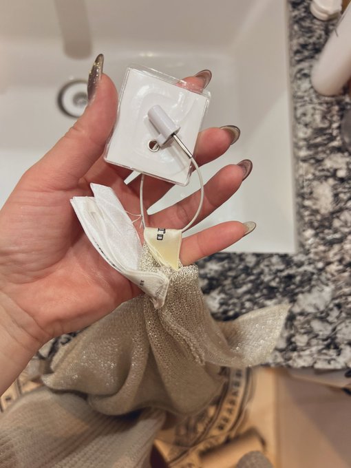 さっき洋服買いに行ったら&hellip; 店員さんが防犯用のタグを切るのを忘れてしまったらしい&hellip;( ꒪⌓꒪)  金属でできてるからハサミじゃ切れない&hellip;涙( ꒪⌓꒪)  家にニッパーがないから、うちの近くで工事してる現場にお邪魔して職人さんに切断してもらうしかないのかな&hellip;🥹<a href="/tag/%E5%8F%B0%E7%81%A3%E6%94%9D%E5%BD%B1%E6%9C%83"class="tags"><span>#台灣攝影會</span></a><a href="/tag/foraver%E6%94%9D%E5%BD%B1%E6%9C%83"class="tags"><span>#foraver攝影會</span></a>