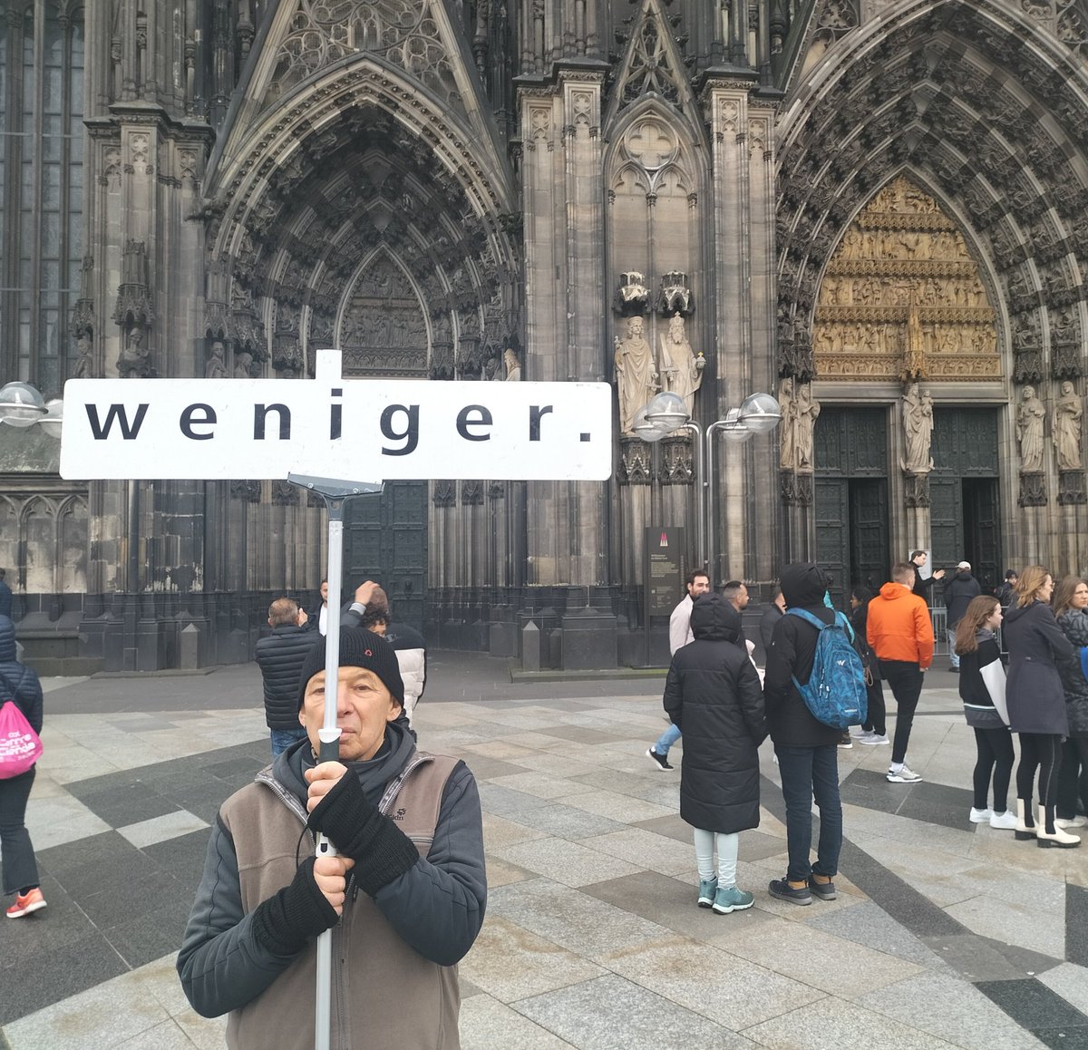 Statt langer, schön formulierter Oster-Predigten: Dieser Mann vor dem #KölnerDom fasst seine Botschaft an die Gläubigen und die vielen tausend Touristen in einem Wort zusammen: WENIGER. Von allem #weniger. Er hat so recht. 🙏 #froheostern✝️😊❤️