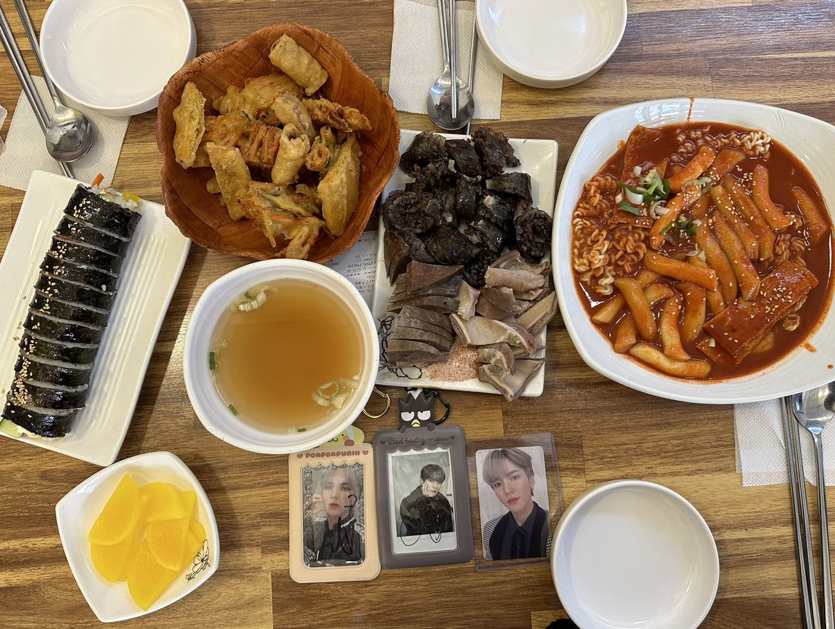 _Narin_Hwan's tweet photo. 📍 어딘지 모를 분식집
📍 눈에 보인 카페

봄이니까 우린 또 모여야지 
뽈뽈뽈 다니면서 이것저것 구경하기
취향도 비슷해서 더 재밌당🥰 https://t.co/Rlljxvbbh0