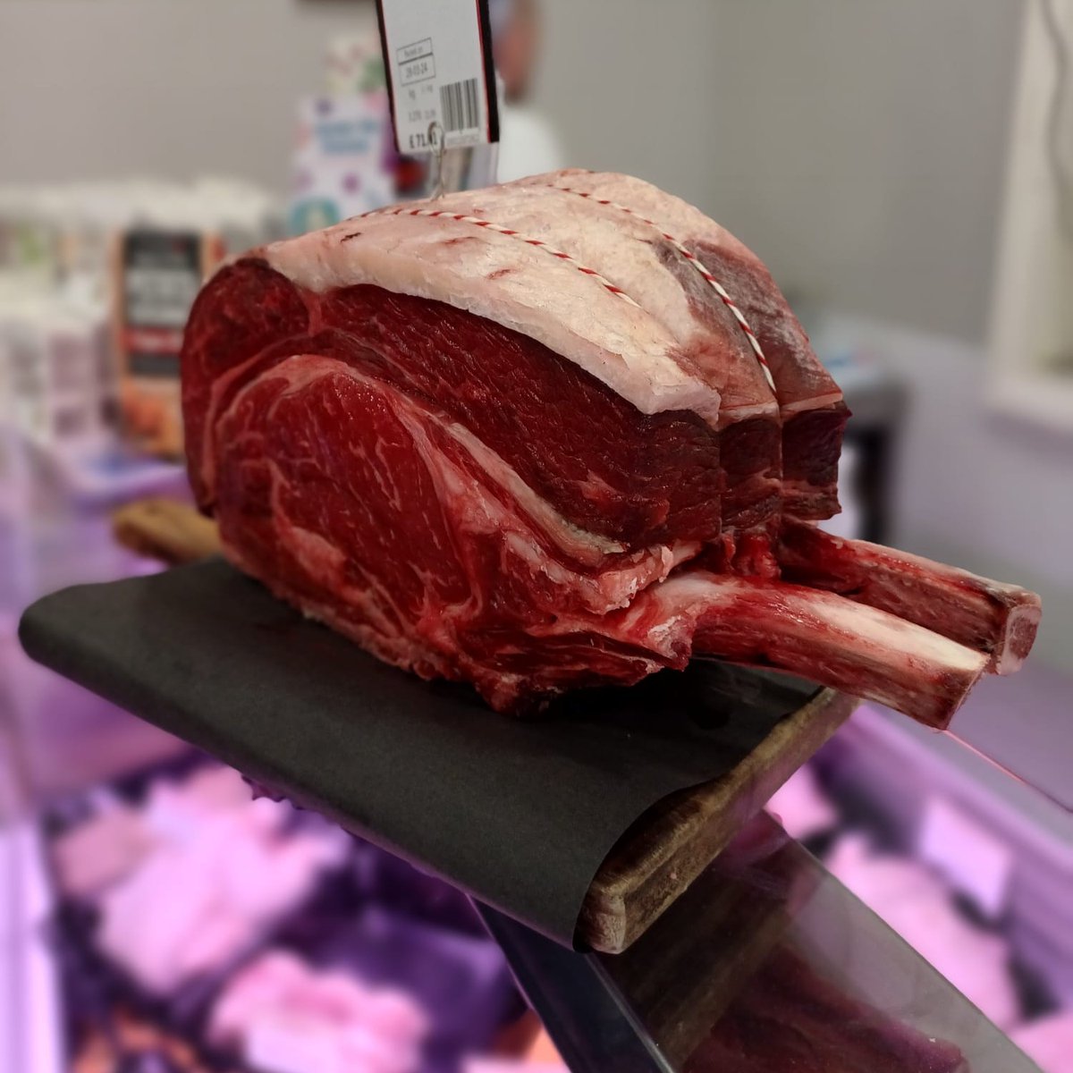cedarbarn's tweet photo. Can we tempt you? 

The finest Aberdeen Angus beef from our pedigree herd carefully butchered by our talented team. 

#AberdeenAngus #RibOfBeef #SundayRoast #RoastBeef #PickeringFarmShop #BuyBritish #YorkshireBeef https://t.co/ZyQOzwSZpw