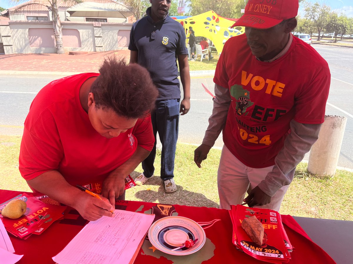 🚨In Picture🚨

New members signing @EFFSouthAfrica membership at the #RandEasterShow2024