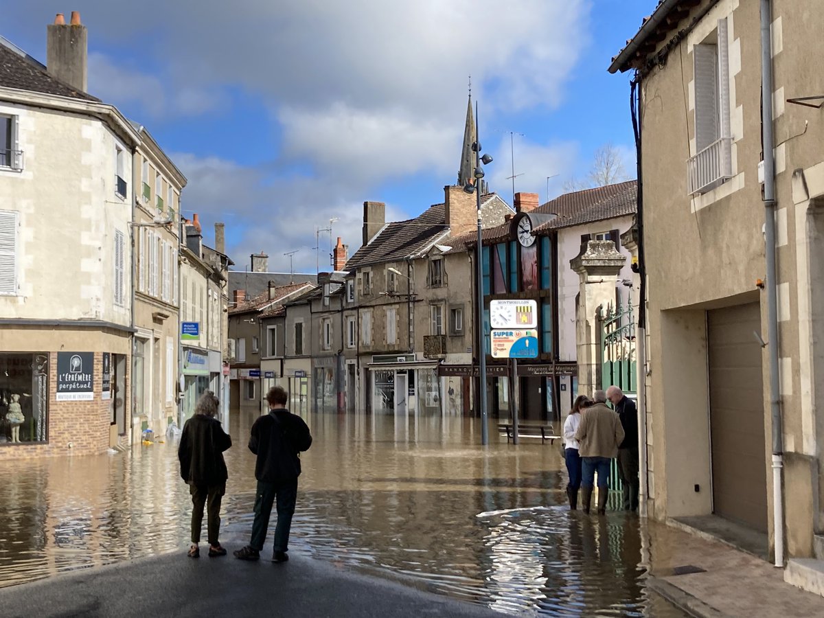 ClaireBeziau's tweet image. Être journaliste et capter 6h + tard que la rivière #Gartempe de la ville que tu connais depuis 94 est montée à 4,2 m et que tout le centre-ville est inondé, à 50 m de là 😞ce n’était pas arrivé depuis 82, les habitants inquiets regardent encore l’eau monter #Montmorillon