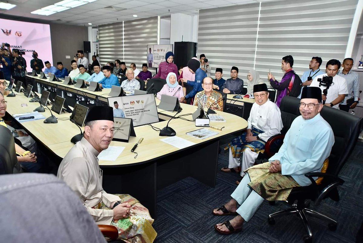 Perdana Menteri, Dato' Seri Anwar Ibrahim telah hadir mempengerusikan Taklimat Pembangunan Sarawak di pejabat Jabatan Pengairan dan Saliran (DID) Cawangan Samarahan di sini, petang tadi.
@anwaribrahim @AbgJohariOpeng @PetraJayaMP 
#japensarawak