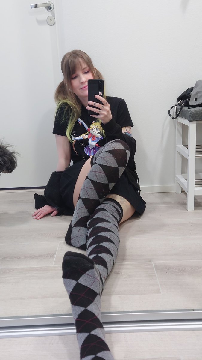 Aina ku yritän ottaa peiliselfien kotona, nii nurkasta kurkistaa peikko 🐩