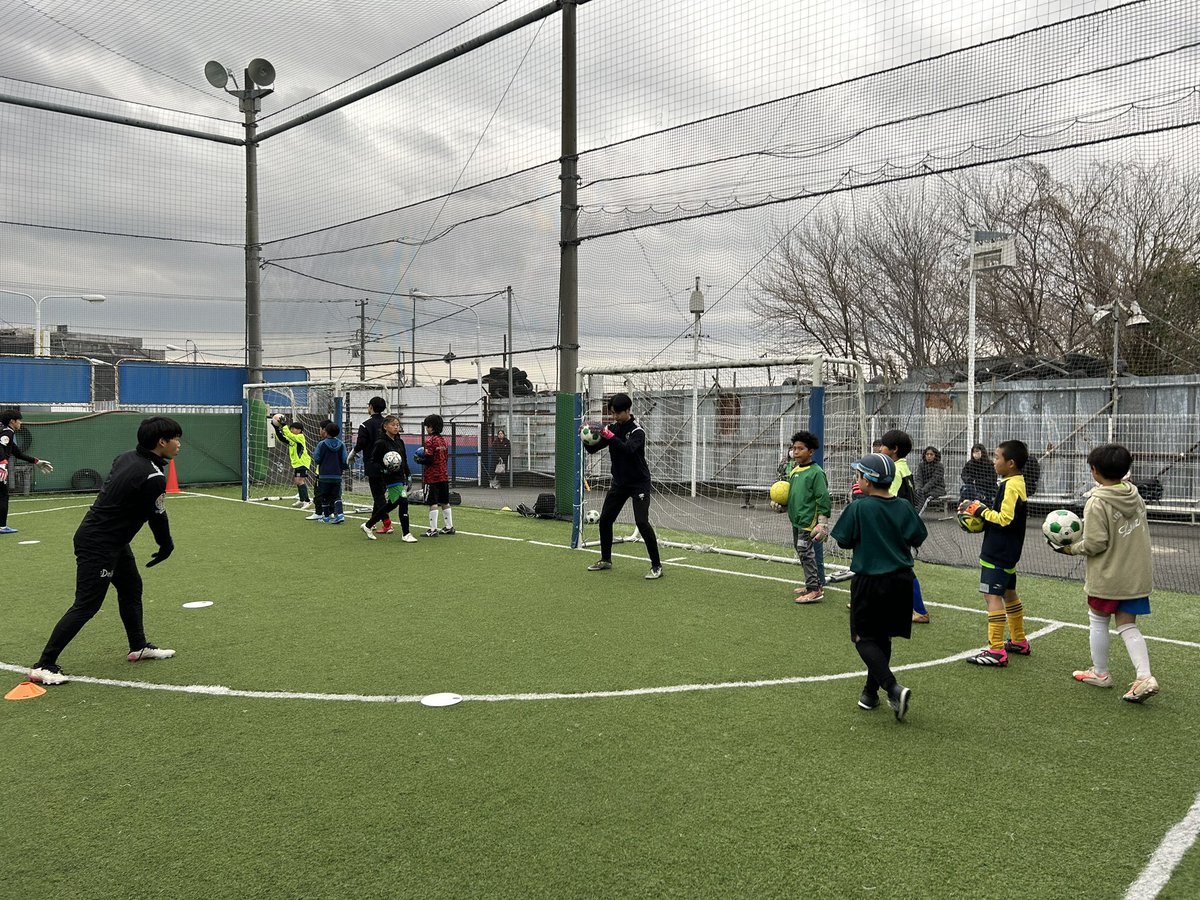 SCS_academy's tweet photo. 🟩⬛️春季GKクリニック

3/28(木)に春季GKクリニックを開催いたしました❗️

🧤今回のテーマは「ボールを奪う」🧤
ユースの選手も参加し、大盛り上がり✨

SC相模原のGKクラスはまもなく開校🙌
体験・詳細はこちらから👇
https://t.co/B8T7MT6RMl

#SC相模原
#SCS_GK
#SC相模原サッカースクール https://t.co/515KCNF8CX