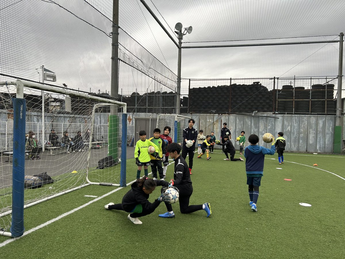 SCS_academy's tweet photo. 🟩⬛️春季GKクリニック

3/28(木)に春季GKクリニックを開催いたしました❗️

🧤今回のテーマは「ボールを奪う」🧤
ユースの選手も参加し、大盛り上がり✨

SC相模原のGKクラスはまもなく開校🙌
体験・詳細はこちらから👇
https://t.co/B8T7MT6RMl

#SC相模原
#SCS_GK
#SC相模原サッカースクール https://t.co/515KCNF8CX