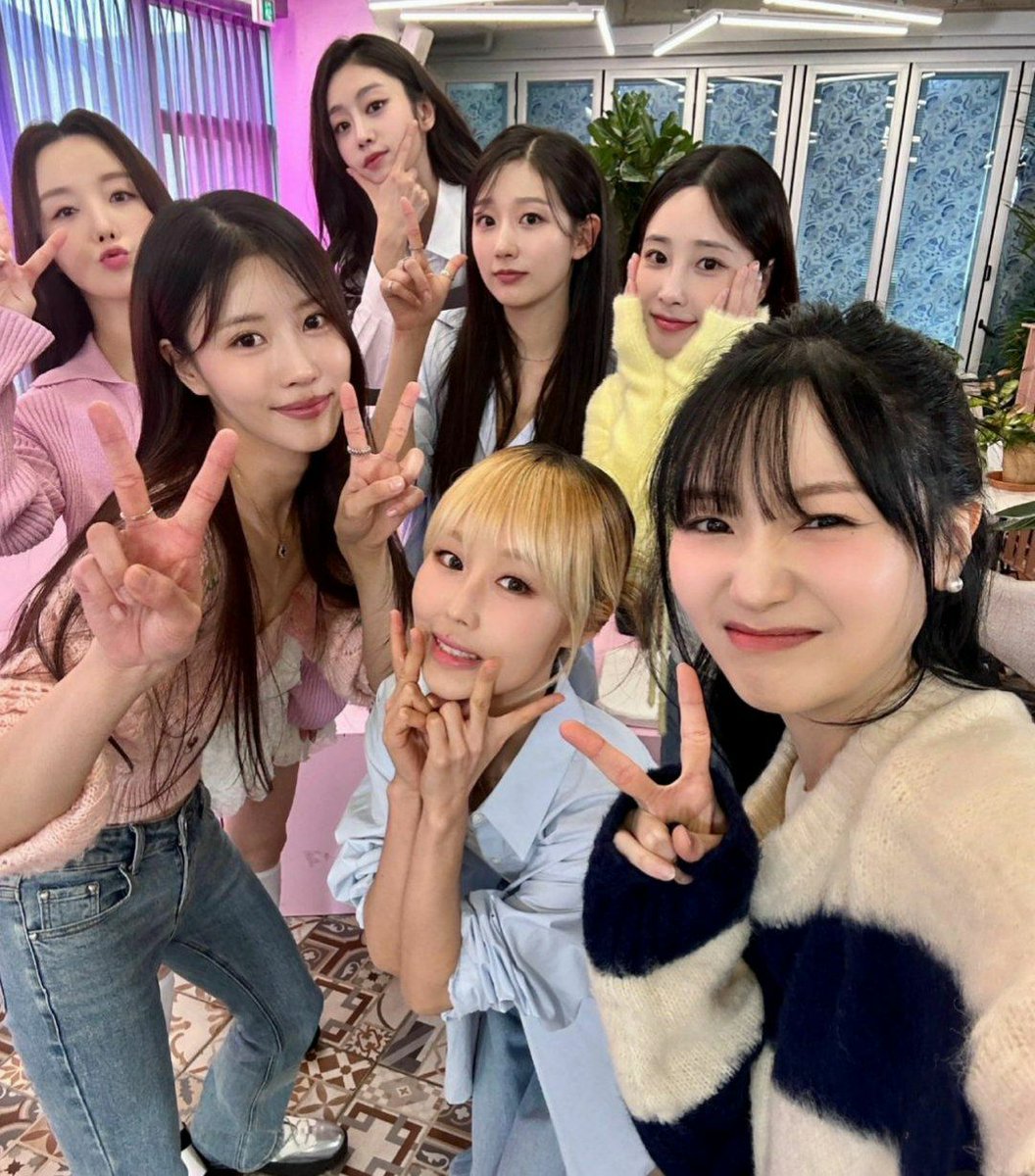 starfess's tweet photo. -star Lovelyz L O V E L Y Z Lovelyz https://t.co/TxxOb6gDze
