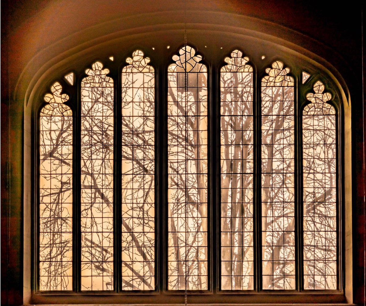 On #HolySaturday we focus on the West Window which is of plain glass: it affords wonderful views of the changing seasons and it fills the church with light. But today is not a day of light: smaaa.org.uk/wp/wp-content/… @BSMGP @churchofengland @dioceseoflondon