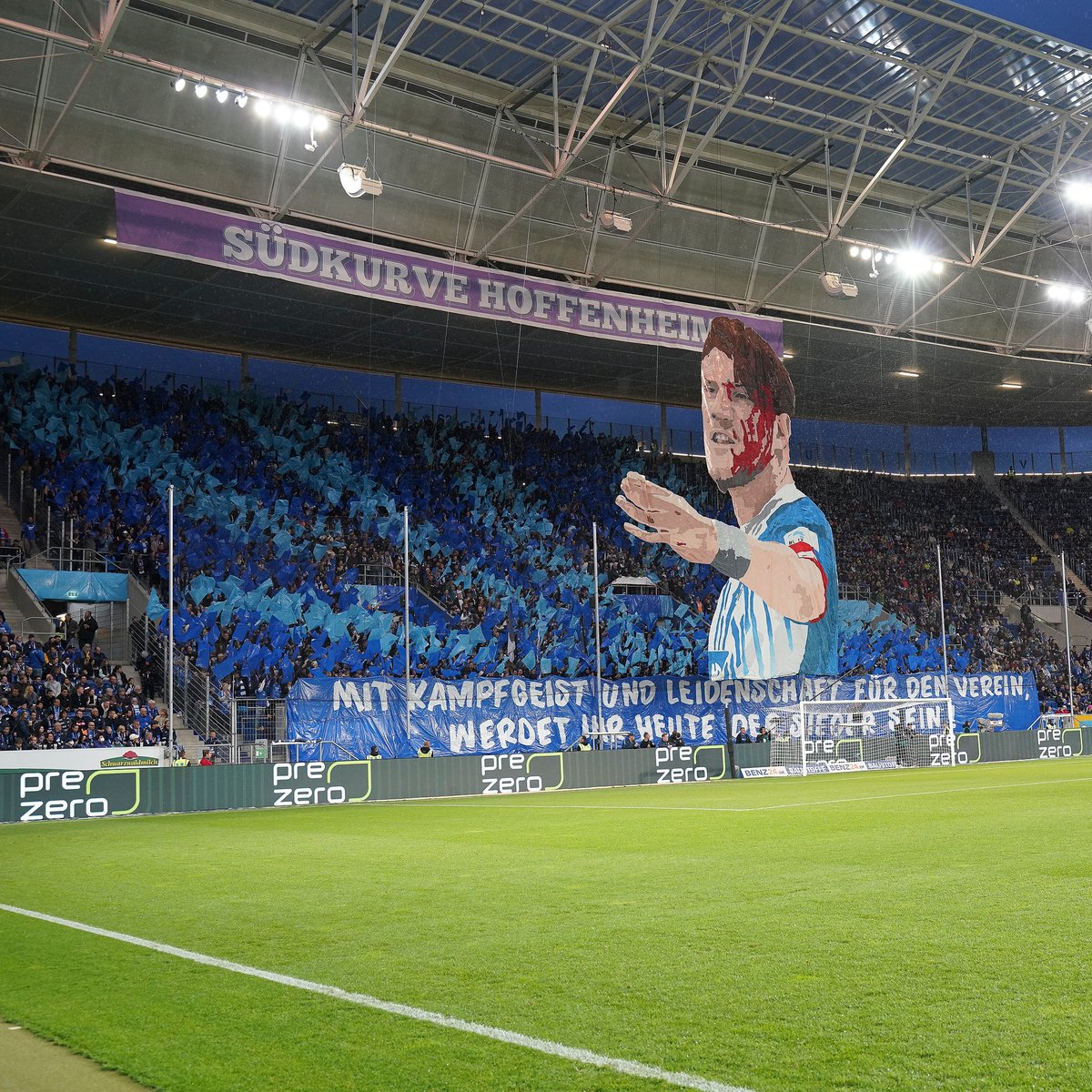 9. ligde 50 kişiye oynayan bir köy takımı, nasıl bir anda Alman futbolunun en tepesine çıktı? Ve nasıl ülkenin en nefret edilen iki kulübünden biri oldu? Bugünkü konumuz, gerçek bir köy takımı olan TSG Hoffenheim’ın eşsiz yükselişi ve beraberinde gelen tartışmalar:⬇️