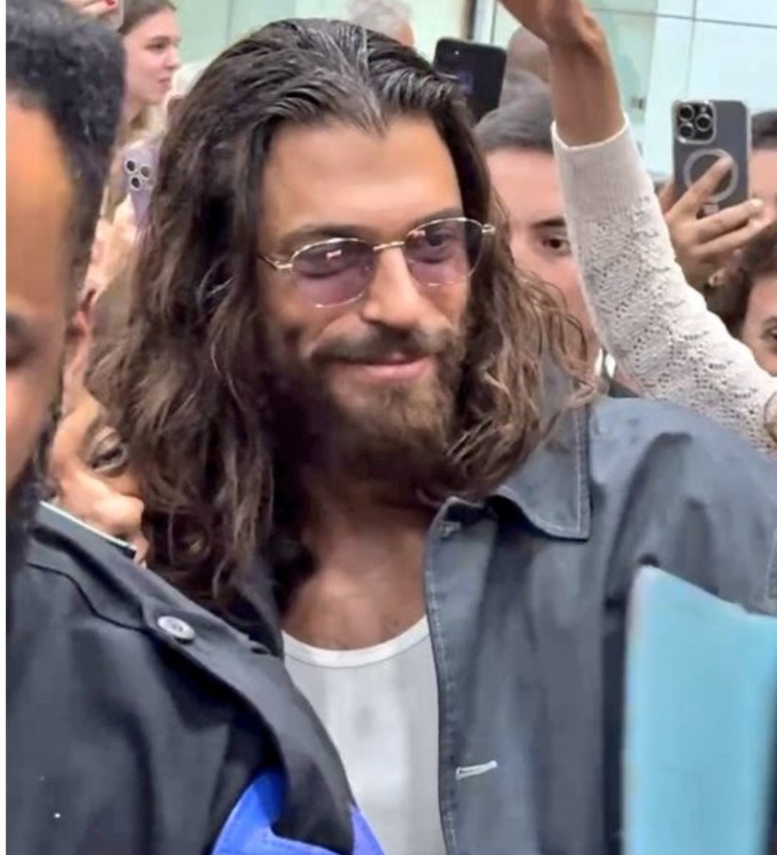 Ferveu? Sim! Segurança do aeroporto subestimou a figura?Sim! Teve gente pirando? Lógico! Mas foi LİNDO! Só sei que muita gente que foi ontem não vai poder participar hoje... E o homem ficou felizão!
#CanYaman