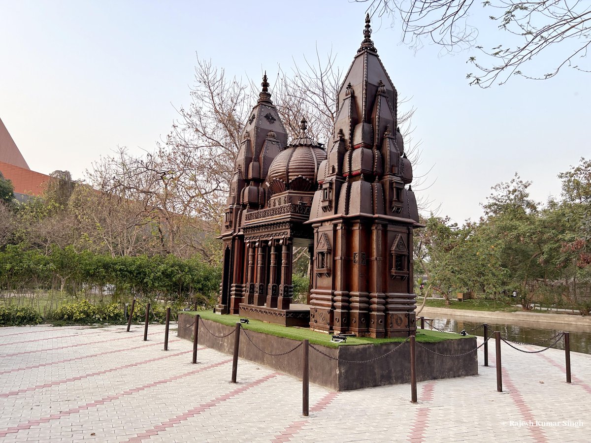 विगत 23 मार्च को मुझे अपने परिवार के साथ हाल ही में प्रारम्भ यूपी दर्शन पार्क को देखने का सुअवसर प्राप्त हुआ। यह पार्क ‘कूड़े से कंचन (Waste to Wealth)’ का एक ज्वलंत उदाहरण है, जहां कबाड़ से बहुत ही खूबसूरत बनी कलाकृतियों में एक ही जगह पर प्रदेश की विविधताओं के दर्शन होते हैं।