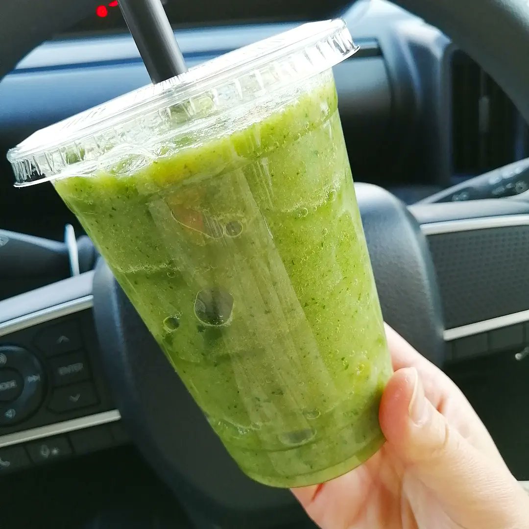 batakotoshiro's tweet image. 私の健康法はスムージーを飲むこと🥬🍌💚

野菜が不足しがちなので、スムージーをよく飲んでいます(⁠◍⁠•⁠ᴗ⁠•⁠◍⁠)
自分で作ったり、テイクアウトしたり✨

星野リゾートで、心も身体もリフレッシュできる癒やしの時間を過ごしせたら幸せです♨✨

@HELiCO_aisei 
#formyfuture