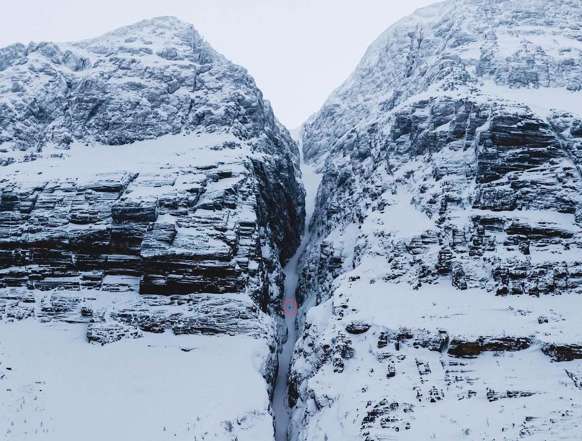 El rey de las canales, Aymar Navarro, se lanza por un corredor en los fiordos noruegos hasta el mar lugaresdenieve.com/?q=es/noticia/…